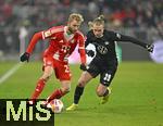 11.01.2026, Fussball Bundesliga 2025/2026, 16.Spieltag, FC Bayern M�nchen - VfL Wolfsburg, in der Allianz-Arena M�nchen,  v.l. Konrad Laimer (FC Bayern M�nchen) gegen Patrick Wimmer (Wolfsburg) 


