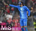 11.01.2026, Fussball Bundesliga 2025/2026, 16.Spieltag, FC Bayern M�nchen - VfL Wolfsburg, in der Allianz-Arena M�nchen,  Torwart Kamil Grabara (Wolfsburg) unzufrieden


