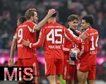 11.01.2026, Fussball Bundesliga 2025/2026, 16.Spieltag, FC Bayern M�nchen - VfL Wolfsburg, in der Allianz-Arena M�nchen,  Torjubel v.l. Michael Olise (FC Bayern M�nchen), Harry Kane (FC Bayern M�nchen), Aleksandar Pavlovic (Bayern M�nchen) , Tom Bischof (Bayern M�nchen) und Luis Diaz (FC Bayern M�nchen) 


