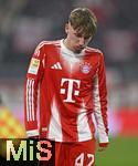 11.01.2026, Fussball Bundesliga 2025/2026, 16.Spieltag, FC Bayern M�nchen - VfL Wolfsburg, in der Allianz-Arena M�nchen,  Lennart Karl (FC Bayern M�nchen) nach der Auswechslung


