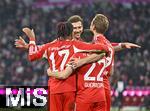 11.01.2026, Fussball Bundesliga 2025/2026, 16.Spieltag, FC Bayern M�nchen - VfL Wolfsburg, in der Allianz-Arena M�nchen,  Torjubel v.l. Michael Olise (FC Bayern M�nchen), Leon Goretzka (FC Bayern M�nchen), Raphael Guerreiro (FC Bayern M�nchen) und Harry Kane (FC Bayern M�nchen) 


