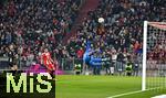 11.01.2026, Fussball Bundesliga 2025/2026, 16.Spieltag, FC Bayern M�nchen - VfL Wolfsburg, in der Allianz-Arena M�nchen,  Torwart Kamil Grabara (Wolfsburg) kassiert das 6:1 von Harry Kane (FC Bayern M�nchen) 


