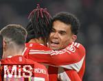 11.01.2026, Fussball Bundesliga 2025/2026, 16.Spieltag, FC Bayern M�nchen - VfL Wolfsburg, in der Allianz-Arena M�nchen,  v.l. Michael Olise (FC Bayern M�nchen) und Luis Diaz (FC Bayern M�nchen) jubeln


