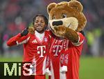 11.01.2026, Fussball Bundesliga 2025/2026, 16.Spieltag, FC Bayern M�nchen - VfL Wolfsburg, in der Allianz-Arena M�nchen,  v.l. Wisdom Mike (FC Bayern M�nchen) und Berni das Maskottchen feiern den Sieg.


