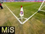 11.01.2026, Fussball Bundesliga 2025/2026, 16.Spieltag, FC Bayern M�nchen - VfL Wolfsburg, in der Allianz-Arena M�nchen, Die Eckfahne vor dem Spiel, der Rasen ist am Spielfeldrand ziemlich kaputt und gelb, was wohl dem kalten Winterwetter geschuldet ist.