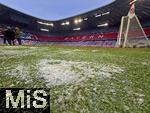 11.01.2026, Fussball Bundesliga 2025/2026, 16.Spieltag, FC Bayern M�nchen - VfL Wolfsburg, in der Allianz-Arena M�nchen, Eisreste am Spielfeldrand, das Winterwetter hat alles im Griff.
