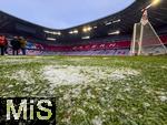 11.01.2026, Fussball Bundesliga 2025/2026, 16.Spieltag, FC Bayern M�nchen - VfL Wolfsburg, in der Allianz-Arena M�nchen, Eisreste am Spielfeldrand, das Winterwetter hat alles im Griff.