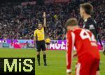 11.01.2026, Fussball Bundesliga 2025/2026, 16.Spieltag, FC Bayern M�nchen - VfL Wolfsburg, in der Allianz-Arena M�nchen, Schiedsrichter Florian Badst�bner hebt die Hand  