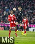 11.01.2026, Fussball Bundesliga 2025/2026, 16.Spieltag, FC Bayern M�nchen - VfL Wolfsburg, in der Allianz-Arena M�nchen, v.li: Konrad Laimer (FC Bayern M�nchen) gegen Patrick Wimmer (Wolfsburg) 