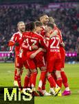 11.01.2026, Fussball Bundesliga 2025/2026, 16.Spieltag, FC Bayern M�nchen - VfL Wolfsburg, in der Allianz-Arena M�nchen, Torjubel Michael Olise (FC Bayern M�nchen), Raphael Guerreiro (FC Bayern M�nchen), Jonathan Tah (FC Bayern M�nchen), Tom Bischof (Bayern M�nchen), 