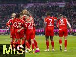 11.01.2026, Fussball Bundesliga 2025/2026, 16.Spieltag, FC Bayern M�nchen - VfL Wolfsburg, in der Allianz-Arena M�nchen, Torjubel Michael Olise (FC Bayern M�nchen), Raphael Guerreiro (FC Bayern M�nchen), Jonathan Tah (FC Bayern M�nchen), Tom Bischof (Bayern M�nchen), Dayot Upamecano (FC Bayern M�nchen), Leon Goretzka (FC Bayern M�nchen) 