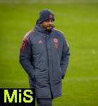 11.01.2026, Fussball Bundesliga 2025/2026, 16.Spieltag, FC Bayern M�nchen - VfL Wolfsburg, in der Allianz-Arena M�nchen, Trainer Vincent Kompany (FC Bayern M�nchen) nachdenklich 