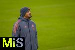 11.01.2026, Fussball Bundesliga 2025/2026, 16.Spieltag, FC Bayern M�nchen - VfL Wolfsburg, in der Allianz-Arena M�nchen, Trainer Vincent Kompany (FC Bayern M�nchen) nachdenklich 