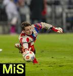 11.01.2026, Fussball Bundesliga 2025/2026, 16.Spieltag, FC Bayern M�nchen - VfL Wolfsburg, in der Allianz-Arena M�nchen, Torwart Jonas Urbig (FC Bayern M�nchen) beim Aufw�rmen. 