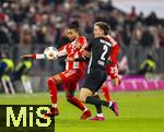 11.01.2026, Fussball Bundesliga 2025/2026, 16.Spieltag, FC Bayern M�nchen - VfL Wolfsburg, in der Allianz-Arena M�nchen, v.li: Michael Olise (FC Bayern M�nchen) gegen Kilian Fischer (Wolfsburg) 