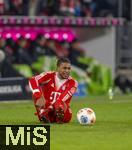 11.01.2026, Fussball Bundesliga 2025/2026, 16.Spieltag, FC Bayern M�nchen - VfL Wolfsburg, in der Allianz-Arena M�nchen, Michael Olise (FC Bayern M�nchen) am Boden 