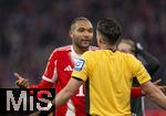 11.01.2026, Fussball Bundesliga 2025/2026, 16.Spieltag, FC Bayern M�nchen - VfL Wolfsburg, in der Allianz-Arena M�nchen, Jonathan Tah (FC Bayern M�nchen) reklamiert beim Schiedsrichter.
