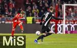 11.01.2026, Fussball Bundesliga 2025/2026, 16.Spieltag, FC Bayern M�nchen - VfL Wolfsburg, in der Allianz-Arena M�nchen, li: Lennart Karl (FC Bayern M�nchen) gibt eine pr�zise Flanke mit seinem linken Aussenrist, eine seiner Spezialit�ten in seinem Spiel.