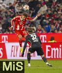11.01.2026, Fussball Bundesliga 2025/2026, 16.Spieltag, FC Bayern M�nchen - VfL Wolfsburg, in der Allianz-Arena M�nchen, li: Tom Bischof (Bayern M�nchen) Kopfball gegen Matthias Svanberg (Wolfsburg) 