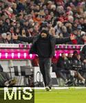11.01.2026, Fussball Bundesliga 2025/2026, 16.Spieltag, FC Bayern M�nchen - VfL Wolfsburg, in der Allianz-Arena M�nchen, Trainer Vincent Kompany (FC Bayern M�nchen) schreit frustriert seinen �rger hinaus.