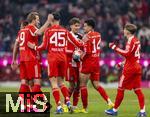 11.01.2026, Fussball Bundesliga 2025/2026, 16.Spieltag, FC Bayern M�nchen - VfL Wolfsburg, in der Allianz-Arena M�nchen, Torjubel Harry Kane (FC Bayern M�nchen), Aleksandar Pavlovic (Bayern M�nchen) , Tom Bischof (Bayern M�nchen), Luis Diaz (FC Bayern M�nchen), Lennart Karl (FC Bayern M�nchen) 