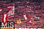 11.01.2026, Fussball Bundesliga 2025/2026, 16.Spieltag, FC Bayern M�nchen - VfL Wolfsburg, in der Allianz-Arena M�nchen, Fans, Zuschauer, Publikum, Fanblock, Trib�ne, Anh�nger, Fu�ballfan, Personen, Publikum, Fan, Supporters, Supporter, Ultras, Fahnen, Flaggen, Vereinsfarben, 