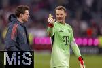 11.01.2026, Fussball Bundesliga 2025/2026, 16.Spieltag, FC Bayern M�nchen - VfL Wolfsburg, in der Allianz-Arena M�nchen, v.li: Torwart Jonas Urbig (FC Bayern M�nchen) und Torwart Manuel Neuer (FC Bayern M�nchen) nach dem Spiel.