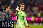 11.01.2026, Fussball Bundesliga 2025/2026, 16.Spieltag, FC Bayern M�nchen - VfL Wolfsburg, in der Allianz-Arena M�nchen, v.li: Torwart Jonas Urbig (FC Bayern M�nchen) und Torwart Manuel Neuer (FC Bayern M�nchen) nach dem Spiel.