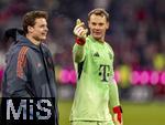 11.01.2026, Fussball Bundesliga 2025/2026, 16.Spieltag, FC Bayern M�nchen - VfL Wolfsburg, in der Allianz-Arena M�nchen, v.li: Torwart Jonas Urbig (FC Bayern M�nchen) und Torwart Manuel Neuer (FC Bayern M�nchen) nach dem Spiel.
