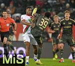 15.01.2026, Fussball 1. Bundesliga 2025/2026, 17.Spieltag, FC Augsburg - 1.FC Union Berlin, in der WWK-Arena Augsburg. Derrick K�hn (Union Berlin) trifft mit hohem Fuss Samuel Emmanuel Essende Mbongu (FC Augsburg) und kriegt daf�r die rote Karte

