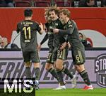 15.01.2026, Fussball 1. Bundesliga 2025/2026, 17.Spieltag, FC Augsburg - 1.FC Union Berlin, in der WWK-Arena Augsburg. Torjubel nach dem 1:1 v.l.Woo-yeong Jeong (Union Berlin), Marin Ljubicic (Union Berlin), Alex Kral (Union Berlin),  Aljoscha Kemlein Woo-yeong Jeong (Union Berlin), Marin Ljubicic (Union Berlin) , ui333 und  Aljoscha Kemlein (Union Berlin) 
 

