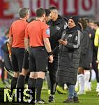 15.01.2026, Fussball 1. Bundesliga 2025/2026, 17.Spieltag, FC Augsburg - 1.FC Union Berlin, in der WWK-Arena Augsburg. Horst Heldt ist w�tend und redet hier mit Schiedsrichter Florian Badst�bner (Deutschland) 
 

