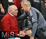 18.01.2026, Fussball, der FC Bayern M�nchen Legends-CUP, im SAP-Garden M�nchen. Ehren-Pr�sident Uli Hoene� (FC Bayern M�nchen, Hoeness) und Karl-Heinz K�rbel (Eintracht Frankfurt).