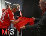 18.01.2026, Fussball, der FC Bayern M�nchen Legends-CUP, im SAP-Garden M�nchen. J�rgen Klinsmann (Bayern M�nchen) gibt Autogramme.