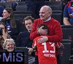 18.01.2026, Fussball, der FC Bayern M�nchen Legends-CUP, im SAP-Garden M�nchen. Ehren-Pr�sident Uli Hoene� (FC Bayern M�nchen, Hoeness) herz Rafinha (Bayern M�nchen).