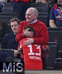 18.01.2026, Fussball, der FC Bayern M�nchen Legends-CUP, im SAP-Garden M�nchen.  Ehren-Pr�sident Uli Hoene� (FC Bayern M�nchen, Hoeness) herzt Rafinha (Bayern M�nchen).