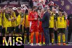 18.01.2026, Fussball, der FC Bayern M�nchen Legends-CUP, im SAP-Garden M�nchen. Siegerehrung nach dem Turnier. Pr�sident Herbert Hainer (FC Bayern) �bergibt den Siegerpokal an die Siegermannschaft Borussia Dortmund und deren Mannschaftskapit�n Torwart Roman Weidenfeller.