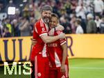 18.01.2026, Fussball, der FC Bayern M�nchen Legends-CUP, im SAP-Garden M�nchen. v.li: Mark van Bommel umarmt seinen Mannschaftskameraden Rafinha (beide FC Bayern)
