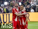 18.01.2026, Fussball, der FC Bayern M�nchen Legends-CUP, im SAP-Garden M�nchen. v.li: Mark van Bommel umarmt seinen Mannschaftskameraden Rafinha (beide FC Bayern)