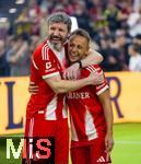 18.01.2026, Fussball, der FC Bayern M�nchen Legends-CUP, im SAP-Garden M�nchen. v.li: Mark van Bommel umarmt seinen Mannschaftskameraden Rafinha (beide FC Bayern)