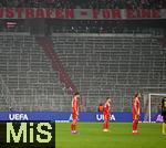 21.01.2026,  Fussball UEFA Championsleague 2025/2026: Vorrunde 7.Spieltag, FC Bayern M�nchen - Union Saint-Gilloise, in der Allianz-Arena M�nchen. Hinter den Bayern Spielern die leere S�dkurve. v.l. Aleksandar Pavlovic (FC Bayern M�nchen), Raphael Guerreiro (FC Bayern M�nchen) und Harry Kane (FC Bayern M�nchen) 
  

