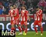 21.01.2026,  Fussball UEFA Championsleague 2025/2026: Vorrunde 7.Spieltag, FC Bayern M�nchen - Union Saint-Gilloise, in der Allianz-Arena M�nchen. v.l. Min-jae Kim (Bayern M�nchen, Minjae Kim), Jonathan Tah (FC Bayern M�nchen), Tom Bischof (Bayern M�nchen) und Luis Diaz (FC Bayern M�nchen) sind unzufrieden �ber die gelb-rote Karte.
  

