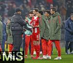 21.01.2026,  Fussball UEFA Championsleague 2025/2026: Vorrunde 7.Spieltag, FC Bayern M�nchen - Union Saint-Gilloise, in der Allianz-Arena M�nchen. Trainer Vincent Kompany (FC Bayern M�nchen) shakehands mit Leon Goretzka (FC Bayern M�nchen) 
  


