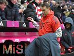 24.01.2026, Fussball Bundesliga 2025/2026, 19.Spieltag, FC Bayern M�nchen - FC Augsburg, in der Allianz-Arena M�nchen,   Torwart Manuel Neuer (FC Bayern M�nchen) kommt zur Ersatzbank


