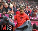 24.01.2026, Fussball Bundesliga 2025/2026, 19.Spieltag, FC Bayern M�nchen - FC Augsburg, in der Allianz-Arena M�nchen,   Torwart Manuel Neuer (FC Bayern M�nchen) auf der Bank,


