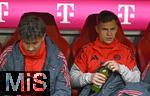 24.01.2026, Fussball Bundesliga 2025/2026, 19.Spieltag, FC Bayern M�nchen - FC Augsburg, in der Allianz-Arena M�nchen,   v.l.  Tom Bischof (Bayern M�nchen) und Joshua Kimmich (FC Bayern M�nchen) auf der Bank


