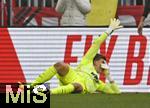 24.01.2026, Fussball Bundesliga 2025/2026, 19.Spieltag, FC Bayern M�nchen - FC Augsburg, in der Allianz-Arena M�nchen,   Torwart Finn Dahmen (FC Augsburg) unzufrieden.



