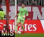 24.01.2026, Fussball Bundesliga 2025/2026, 19.Spieltag, FC Bayern M�nchen - FC Augsburg, in der Allianz-Arena M�nchen,   Torwart Jonas Urbig (FC Bayern M�nchen) am Ball.


