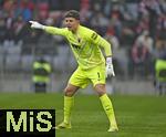 24.01.2026, Fussball Bundesliga 2025/2026, 19.Spieltag, FC Bayern M�nchen - FC Augsburg, in der Allianz-Arena M�nchen,   Torwart Finn Dahmen (FC Augsburg) gestikuliert.


