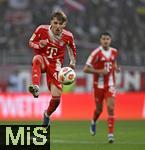 24.01.2026, Fussball Bundesliga 2025/2026, 19.Spieltag, FC Bayern M�nchen - FC Augsburg, in der Allianz-Arena M�nchen,   Lennart Karl (FC Bayern M�nchen) am Ball.


